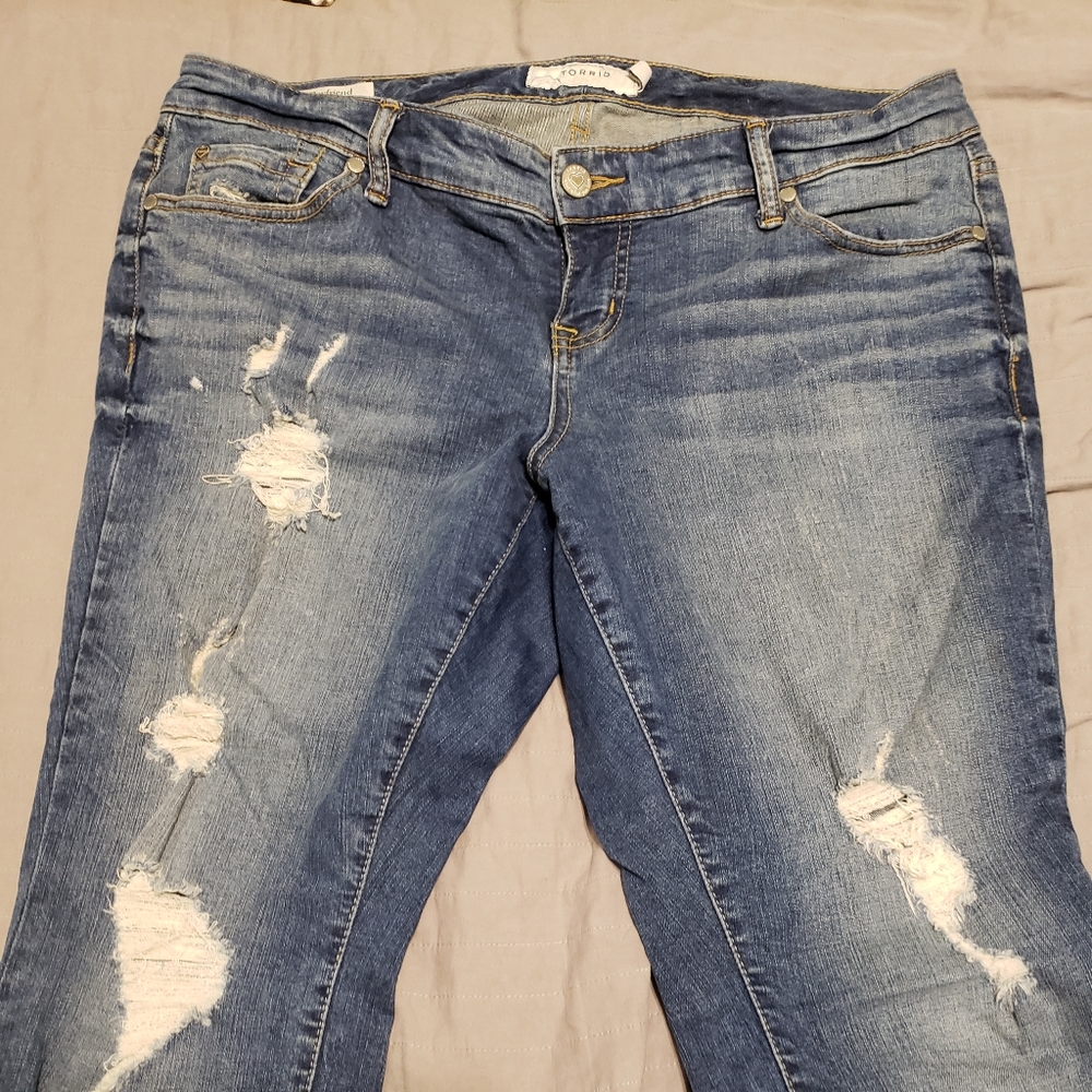Torrid Distressed Crop / Capri